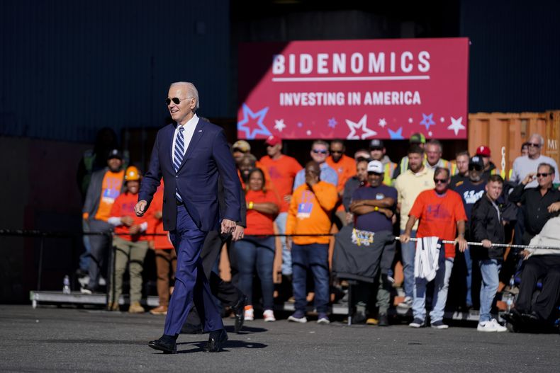El presidente Joe Biden en la Tioga Marine Terminal en Filadelfia, el 13 de octubre de 2023. (Foto AP/Evan Vucci)