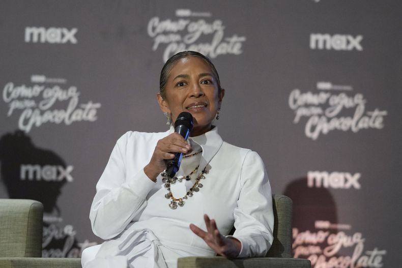 La actriz mexicana Ángeles Cruz participa en una conferencia de prensa de su serie MAX, Como agua para chocolate, en la Ciudad de México el martes 29 de octubre de 2024. (Foto AP/Eduardo Verdugo)
