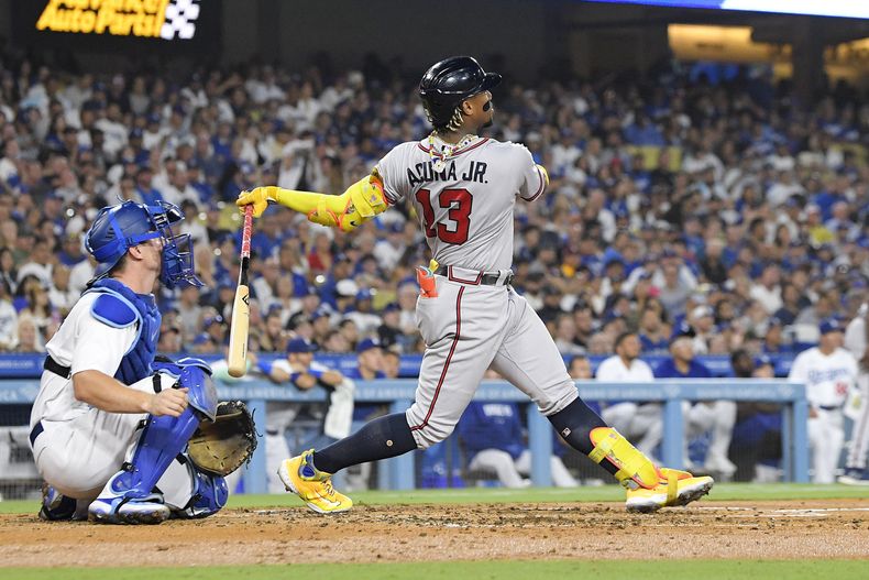 El venezolano Ronald Acuña Jr., de los Bravos de Atlanta, batea un grand slam en el juego del jueves 31 de agosto de 2023, ante los Dodgers de Los Ángeles. (AP Foto/Mark J. Terrill)