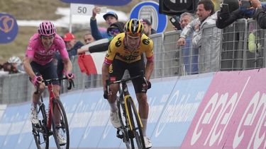 Primoz Roglic con ventaja sobre el líder del Giro Geraint Thomas en la 19ma etapa del Giro de Italia entre Longarone y Tre Cime di Lavaredo el viernes 26 de mayo del 2023. (Gian Mattia DAlberto/LaPresse via AP)