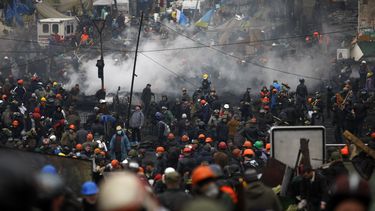 americateve | Manifestantes de oposici&oacute;n en la Plaza de la Independencia en Kiev, Ucrania, el jueves 20 de febrero del 2014. Intensos enfrentamientos entre manifestantes y polic&iacute;as ese d&iacute;a pusieron en peligro una tregua en la capital ucraniana. (AP