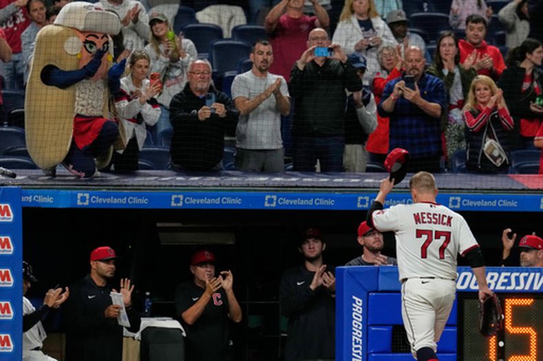 Parker Messick, de los Guardianes de Cleveland, agradece al público tras ver roto su juego sin hit en la novena entrada, el jueves 16 de abril de 2026, ante los Orioles de Baltimore (AP Foto/Sue Ogrocki)