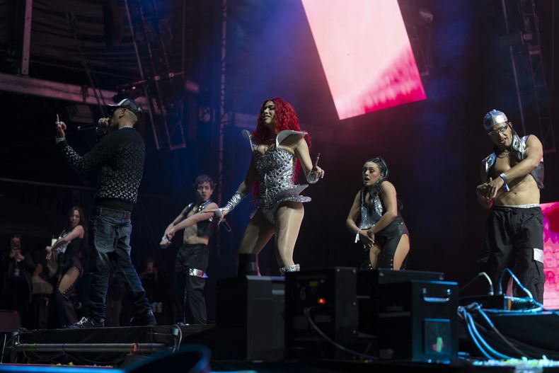 La cantante mexicana Yeri Mua durante su concierto en el Coca-Cola Flow Fest en la Ciudad de México el sábado 23 de noviembre de 2024. (Foto AP/Félix Márquez)