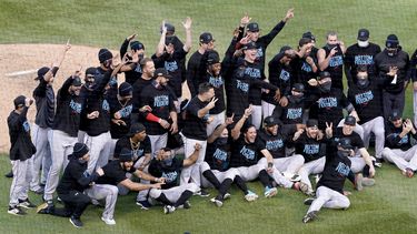 Sixto brilla en postemporada; Marlins noquean a Cachorros