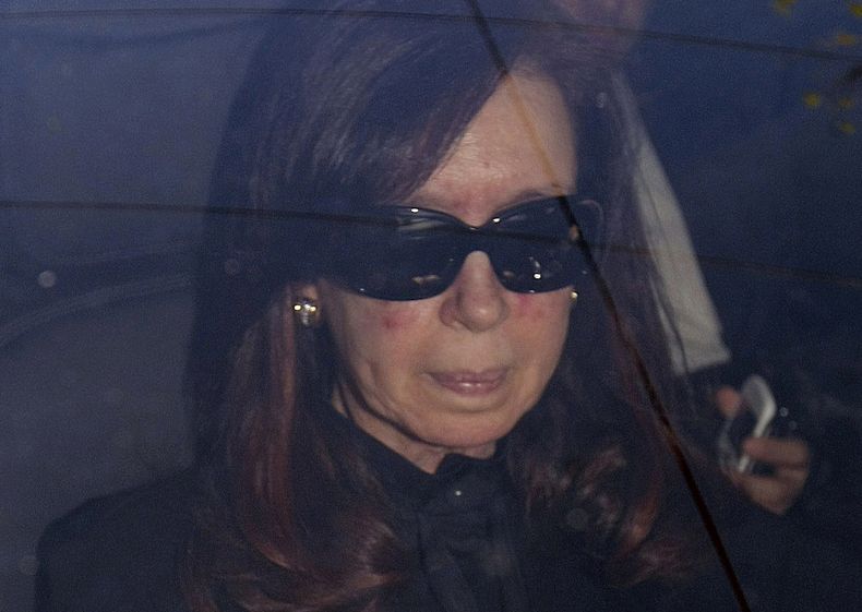 En esta fotograf&iacute;a de archivo del 7 de octubre de 2013, la presidenta argentina Cristina Fern&aacute;ndez arriba a un hospital para someterse a una cirug&iacute;a en Buenos Aires, Argentina. Fern&aacute;ndez fue dada de alta el s&aacute;bado 9 de n