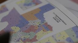 Un mapa de distritos propuestos para el Congreso de Estados Unidos puede apreciarse en una audiencia pública de legisladores de Texas sobre este tema, el viernes 1 de agosto de 2025, en Austin, Texas. (AP Photo/Eric Gay)