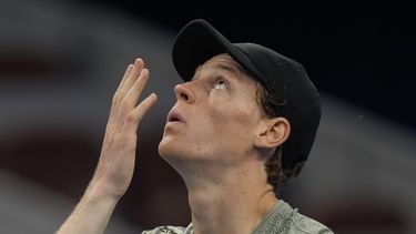 Jannick Sinner gesticula tras derrotar a Nicolás Jarry en el Abierto de China, el jueves 26 de septiembre de 2024, en Beijing. (AP Foto/Ng Han Guan)