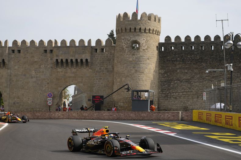 El mexicano Sergio Pérez del equipo Red Bull en el Gran Premio de Azerbaiyán en Baku, Azerbaiyán, el 30 de abril de 2023. (Foto AP /Darko Bandic)