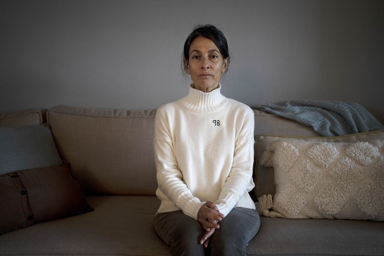 Rachel Goldberg-Polin posa para la foto en el día 98 desde que su hijo, Hersh Goldberg-Polin, fue secuestrado por Hamás, en Jerusalén, 12 de enero de 2024. Cada mañana, antes de quitarse el pijama, arranca un trozo de cinta adhesiva del rollo, escribe con un grueso marcador negro el número de días que su hijo Hersh ha permanecido cautivo de los milicianos de Hamás y lo pega sobre su pecho. (AP Foto/Maya Alleruzzo)
