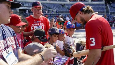 Dylan Crews, de los Nacionales de Washington, la segunda selección global del draft de Grandes Ligas, firma autógrafos antes del juego de béisbol en contra de los Gigantes de San Francisco en Nationals Park, el sábado 22 de julio de 2023, en Washington. (AP Foto/Alex Brandon)