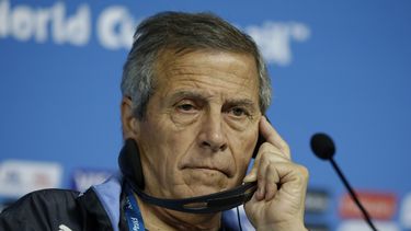 americateve | El t&eacute;cnico de Uruguay, Oscar Tab&aacute;rez, escucha una pregunta en una conferencia de prensa en Sao Paulo, el mi&eacute;rcoles 18 de junio de 2014 (AP Foto/Matt Dunham)
