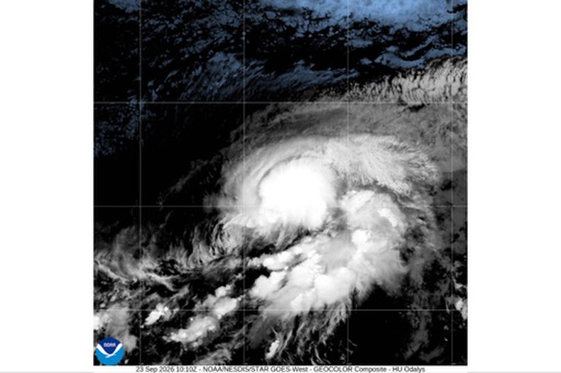 Esta imagen satelital tomada por la Oficina Nacional de Administración Oceánica y Atmosférica (NOAA, por sus siglas en inglés) muestra el huracán Odalys en el océano Pacífico, el 23 de septiembre de 2026. (NOAA vía AP)