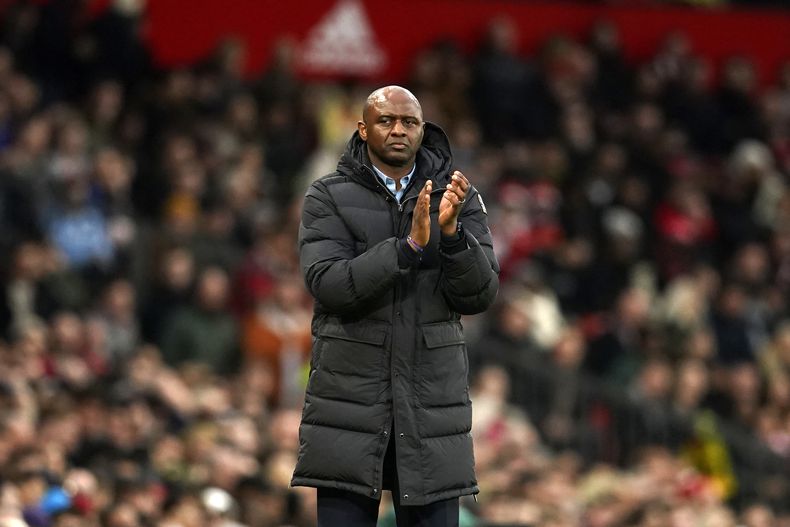 ARCHIVO - Patrick Vieira, entrenador del Crystal Palace, aplaude durante el partido de la Liga Premier ante el Manchester United, el sábado 4 de febrero de 2023 (AP Foto/Dave Thompson, archivo)