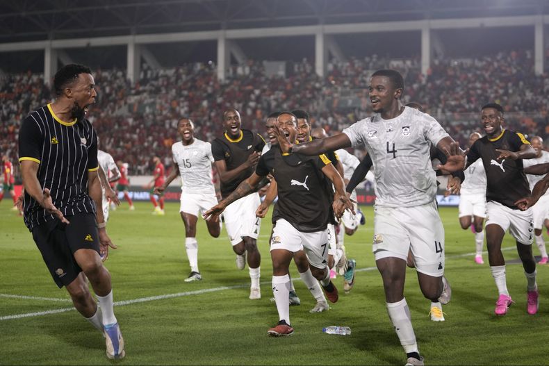 Teboho Mokoena (derecha) celebra tras anotar el segundo gol de Sudáfrica en la victoria 2-0 ante Marruecos en los octavos de final de la Copa Africana de Naciones, el martes 30 de enero de 2024, en San Pédro, Costa de Marfil. (AP Foto/Sunday Alamba)
