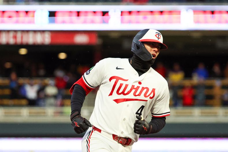 Tristan Gray, de los Mellizos de Minnesota, recorre las bases después de batear un grand slam durante la séptima entrada del juego de béisbol de Grandes Ligas contra los Rays de Tampa Bay, el viernes 3 de abril de 2026, en Minneapolis. (AP Foto/Ellen Schmidt)