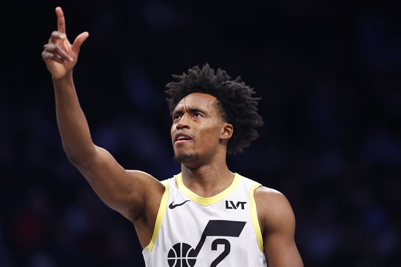 Collin Sexton, base del Jazz de Utah, festeja luego de encestar ante los Nets de Brooklyn, en el duelo del sábado 21 de diciembre de 2024 (AP Foto/Noah K. Murray)