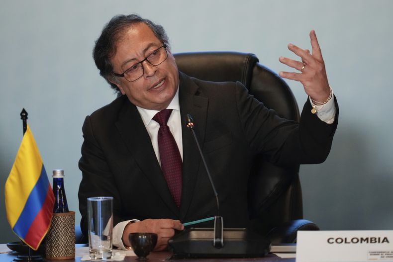 El presidente de Colombia, Gustavo Petro, habla con los delegados internacionales durante una conferencia centrada en la crisis política de Venezuela, en Bogotá, Colombia, el martes 25 de abril de 2023. Petro envió mensajes a través de sus nuevos ministros para intentar apaciguar la incertidumbre que generó su cambio de gabinete, con ministros del ala “más radical” de su fuerza política. (AP Foto/Fernando Vergara)