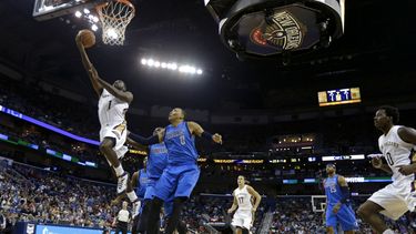 americateve | Tyreke Evans (1), de los Pelicans de Nueva Orle&aacute;ns, se enfila a la canasta frente a Shawn Marion (0), de los Mavericks de Dallas, en acciones de la primera mitad del juego del mi&eacute;rcoles 4 de diciembre de 2013 en Nueva Orle&aacute;ns. Al fina
