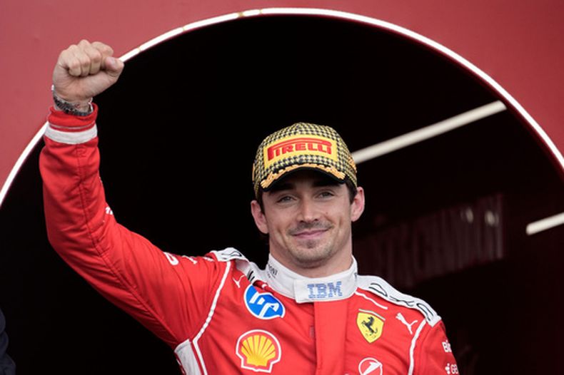 El piloto de Mónaco Charles Leclerc, de la escudería Ferrari, celebra tras ganar el Gran Premio Británico en Silverstone el domingo 5 de julio del 2026. (AP Foto/Darko Bandic)