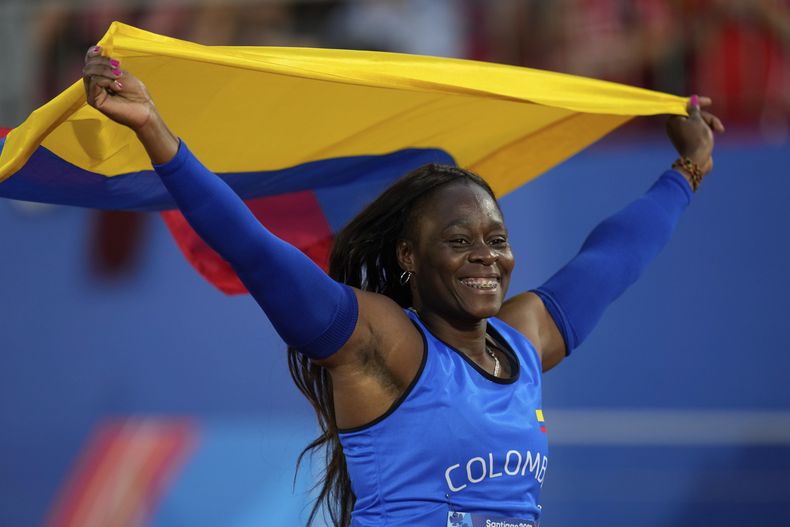 La colombiana Flor Ruiz celebra tras ganar la medalla de oro en el lanzamiento de la jabalina del atletismo de los Juegos Panamericanos en Santiago, Chile, el viernes 3 de noviembre de 2023. (AP Foto/Fernando Vergara)