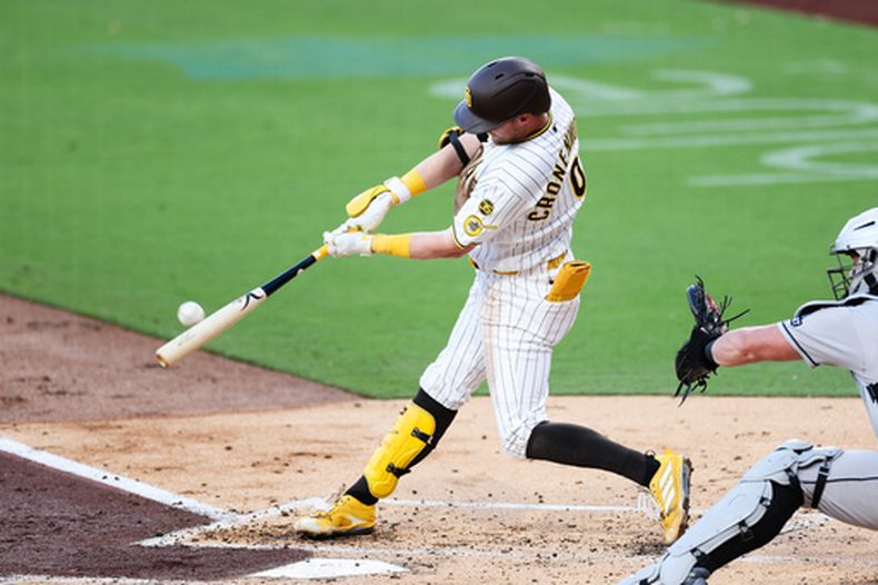Jake Cronenworth, de los Padres de San Diego, conecta un jonrón de tres carreras contra los Diamondbacks de Arizona en la primera entrada de un partido de béisbol, el martes 7 de julio de 2026, en San Diego. (Foto AP/Derrick Tuskan)