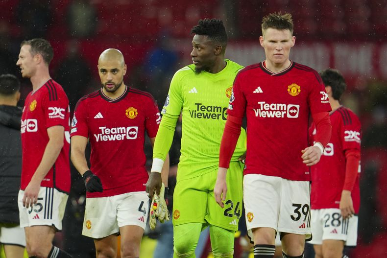 Jugadores del Manchester United abandonan el capo tras la derrota ante el Bournemouth en la Liga Premier el sábado 9 de diciembre del 2023. (AP Foto/Jon Super)