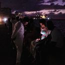 Gente pasa la noche en la oscuridad en el Malecón durante un apagón en La Habana, Cuba, el sábado 21 de marzo 2026. (AP Foto/Ramon Espinosa)