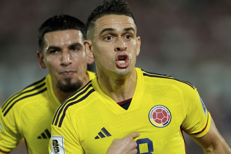Rafael Santos Borré, delantero de Colombia, festeja su gol ante Paraguay en un partido de la eliminatoria mundialista disputado el martes 21 de noviembre de 2023 en Asunción (AP Foto/Jorge Sáenz)