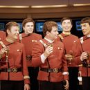 ARCHIVO - Miembros del equipo de Star Trek, de izquierda a derecha, James Doohan, DeForest Kelley, Walter Koenig, William Shatner, George Takei, Leonard Nimoy y Nichelle Nichols, brindan por la nueva película de Star Trek en Paramount Studios el 28 de diciembre de 1988. (Foto AP/Bob Galbraith, archivo)
