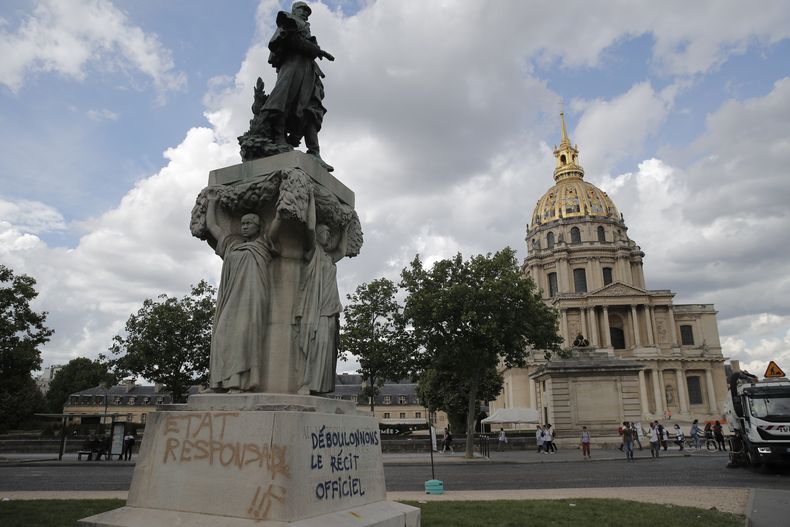Estatua del comandante militar francés Joseph Gallieni, que se destacó en las operaciones de colonización de Francia, en París, el 16 de junio de 2016. La estatua tiene escrito con graffiti Estado responsable. (AP Foto/Christophe Ena, Archivo)
