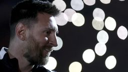 Lionel Messi sonríe durante el partido de despedida a Maximiliano Rodríguez en el estadio Marcelo Bielsa en Rosario, Argentina, el sábado 24 de juno de 2023. (AP Foto/Nicolás Aguilera)