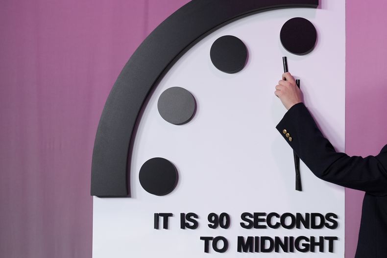 El grupo Bulletin of the Atomic Scientists anuncia su decisión más reciente sobre el Reloj del fin del mundo, el martes 23 de enero de 2024, en Washington. Este año, el reloj permanecerá en 90 minutos para el fin del mundo. (AP Foto/Jacquelyn Martin)