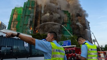Trabajadores de emergencias trabajan en el lugar de un incendio en Wang Fuk Court, un complejo residencial en el distrito de Tai Po en los Nuevos Terrritorios de Hong Kong, el miércoles 26 de noviembre de 2025. (AP Foto/Chan Long Hei)