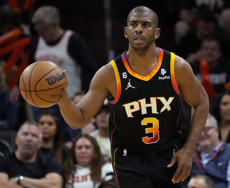 ARCHIVO- Chris Paul, de los Suns de Phoenix, lleva el balón en contra de los Clippers de Los Ángeles, durante la segunda mitad del Juego 5 de la serie de playoffs de la NBA, el 25 de abril de 2023, en Phoenix. (AP Foto/Matt York, Archivo)