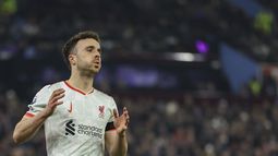 ARCHIVO - El jugador del Liverpool Diogo Jota reacciona tras fallar un tiro a portería en un juego de la Premier League entre el Aston Villa y el Liverpool en Villa Park, Birmingham, Inglaterra, el miércoles 19 de febrero de 2025. (AP Foto/Darren Staples, Archivo)