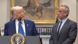 ARCHIVO – El presidente Donald Trump, izquierda, habla con el secretario de Salud y Servicios Humanos, Robert F. Kennedy Jr., en un evento realizado en el Salón Roosevelt de la Casa Blanca, el 12 de mayo de 2025, en Washington. (AP Foto/Mark Schiefelbein, Archivo)