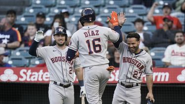 Astros desperdician renta de 4 y remontan ante Angelinos
