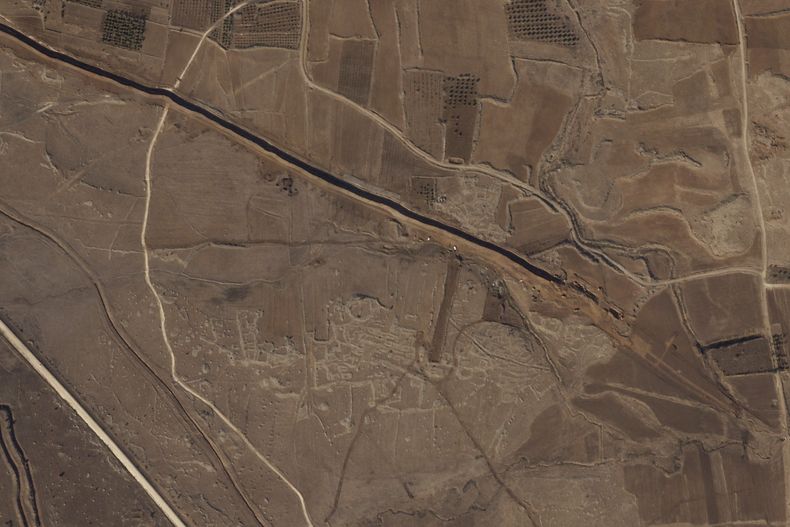 Esta imagen de satélite de Planet Labs PBC muestra a fuerzas israelíes que realizan excavaciones a lo largo de la Línea Alfa que separa los Altos del Golán, ocupados por Israel, de una zona desmilitarizada en Siria patrullada por fuerzas de las Naciones Unidas el 5 de noviembre de 2024. (Planet Labs PBC via AP)