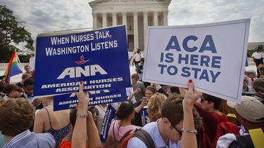 ARCHIVO - Partidarios de la Ley de Cuidado de Salud Asequible, comúnmente llamada Obamacare o ACA por sus siglas en inglés, durante una protesta afuera de la Corte Suprema federal en Washington, el 25 de junio de 2015. (AP Foto/Jacquelyn Martin, Archivo)