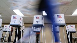 ARCHIVO - La gente vota, 5 de noviembre de 2024, en Oak Creek, Wisconsin. (AP foto/Morry Gash, archivo)
