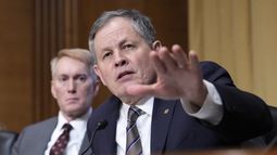 ARCHIVO - Steve Daines, senador republicano por Montana, interviene en el Comité de Finanzas del Senado durante la sesión de confirmación de Scott Bessent, elegido por Donald Trump para ocupar el cargo de secretario del Tesoro, en el Capitolio, Washington, el 16 de enero de 2025. (AP Foto/Ben Curtis, archivo)