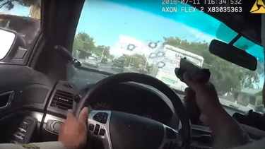 video: un policia dispara a traves del parabrisas en una persecucion de sospechosos armados