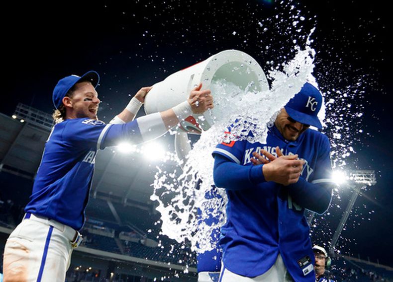 Bobby Witt Jr., de los Reales de Kansas City, vacía la hielera encima de Michael Massey al final de un juego ante los Guardianes de Cleveland, el martes 5 de mayo de 2026 (AP Foto/Colin E. Braley)