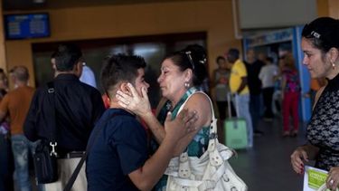 americateve | El número de cubanos que viajan a Estados Unidos ha aumentado radicalmente desde que el régimen levantó las restricciones de viaje el año pasado,