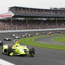 En esta foto del 26 de mayo de 2019, el francés Simon Pagenaud lidera las 500 Millas de Indianápolis (AP Foto/Darron Cummings, archivo)