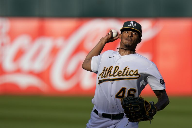 El lanzador dominicano de los Atléticos de Oakland Luis Medina trabaja la primera entrada del juego ante los Medias Blancas de Chicago el viernes 30 de junio del 2023. (AP Foto/Godofredo A. Vásquez)
