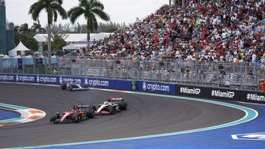 ARCHIVO - El Autódromo Internacional de Miami alberga al Gran Premio de Fórmula Uno de Miami, donde el piloto Charles Leclerc lidera a Kevin Magnussen y Esteban Ocon, en Miami, Florida, el 7 de mayo de 2023. La competencia regresa por tercer año consecutivo al sur de la Florida en 2024. (AP Foto/Rebecca Blackwell, archivo)