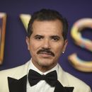 John Leguizamo llega a la 76ª edición de los premios Emmy el domingo 15 de septiembre de 2024 en el Teatro Peacock de Los Ángeles. (Foto Richard Shotwell/Invision/AP)