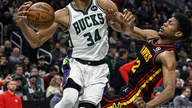 Antetokounmpo mete 43 puntos y Bucks superan a Hawks 124-115