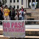 Estudiantes desafían al régimen con protesta en la escalinata de la Universidad de La Habana